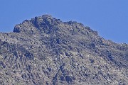 27 Doppio zoom sulla cima con croce del Monte Gleno